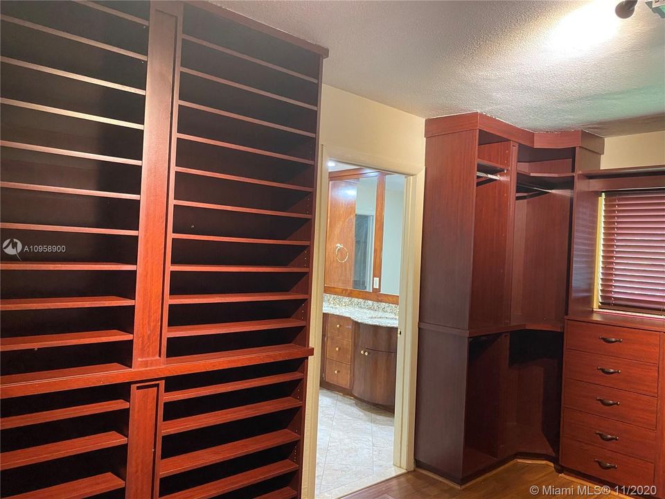 Vendido Recientemente: $620,000 (4 camas, 2 baños, 2726 Pies cuadrados)