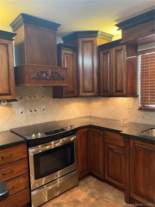 Vendido Recientemente: $620,000 (4 camas, 2 baños, 2726 Pies cuadrados)