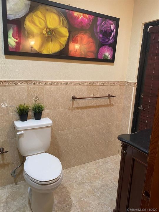 Vendido Recientemente: $620,000 (4 camas, 2 baños, 2726 Pies cuadrados)