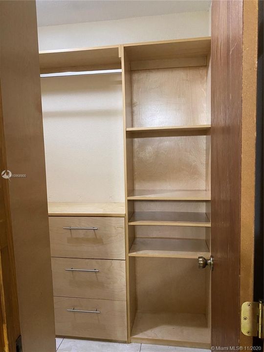 Vendido Recientemente: $620,000 (4 camas, 2 baños, 2726 Pies cuadrados)
