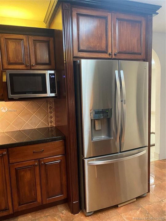 Vendido Recientemente: $620,000 (4 camas, 2 baños, 2726 Pies cuadrados)