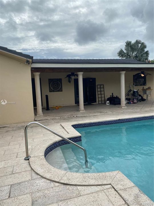 Vendido Recientemente: $620,000 (4 camas, 2 baños, 2726 Pies cuadrados)
