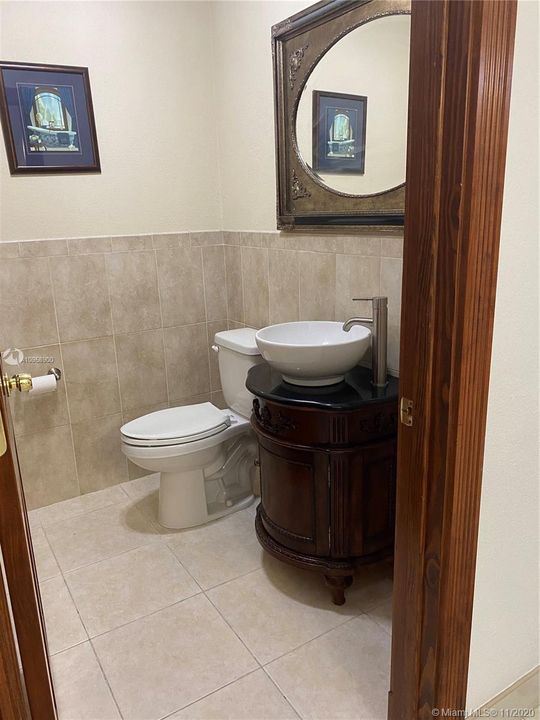 Vendido Recientemente: $620,000 (4 camas, 2 baños, 2726 Pies cuadrados)