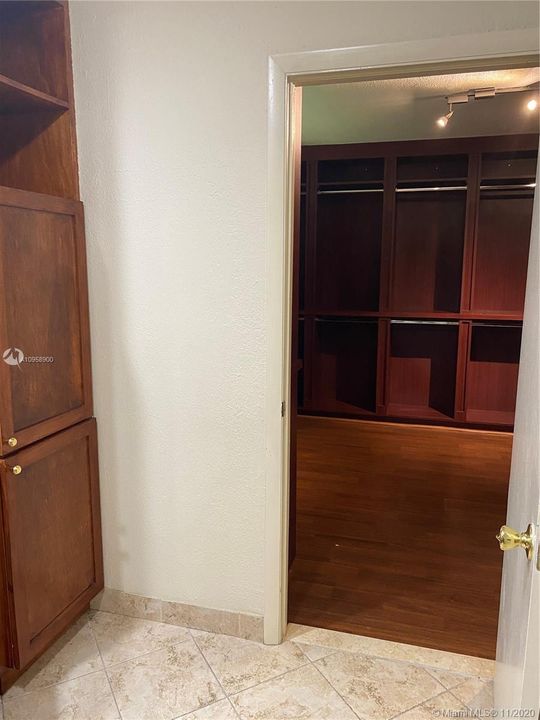 Vendido Recientemente: $620,000 (4 camas, 2 baños, 2726 Pies cuadrados)