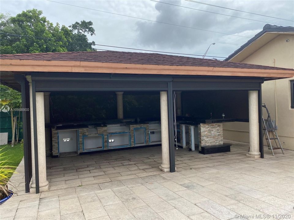Vendido Recientemente: $620,000 (4 camas, 2 baños, 2726 Pies cuadrados)