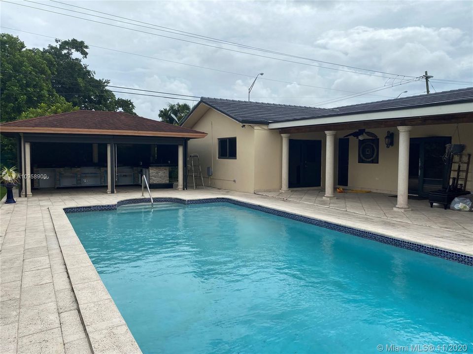 Vendido Recientemente: $620,000 (4 camas, 2 baños, 2726 Pies cuadrados)
