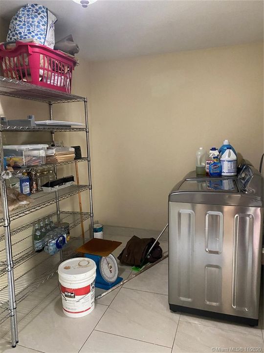 Vendido Recientemente: $620,000 (4 camas, 2 baños, 2726 Pies cuadrados)