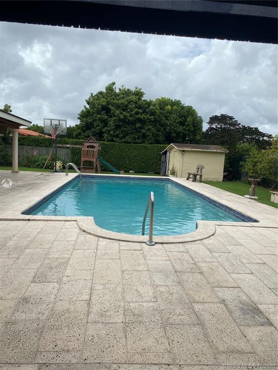 Vendido Recientemente: $620,000 (4 camas, 2 baños, 2726 Pies cuadrados)