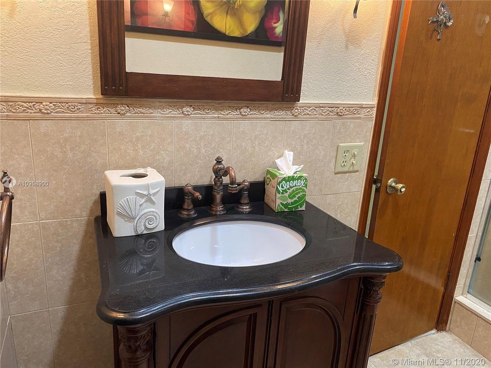 Vendido Recientemente: $620,000 (4 camas, 2 baños, 2726 Pies cuadrados)