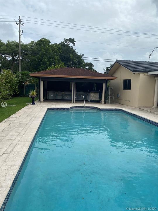 Vendido Recientemente: $620,000 (4 camas, 2 baños, 2726 Pies cuadrados)