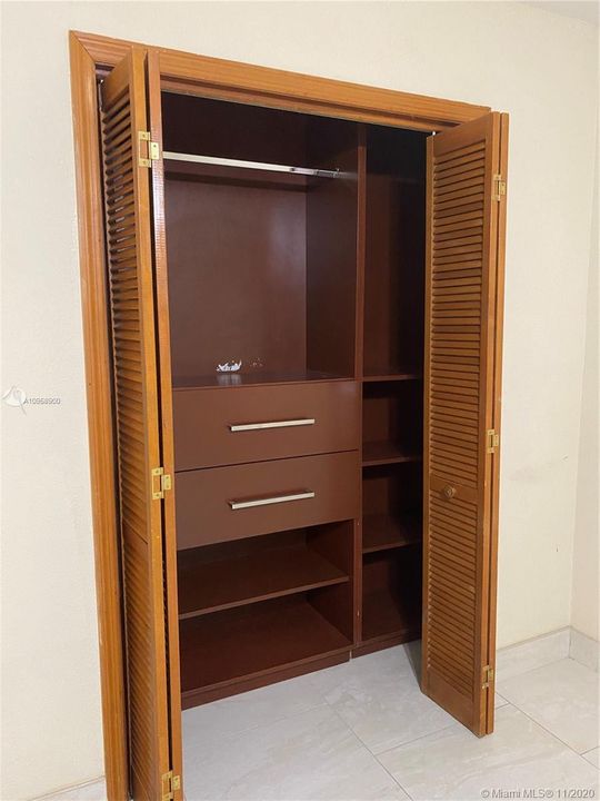 Vendido Recientemente: $620,000 (4 camas, 2 baños, 2726 Pies cuadrados)