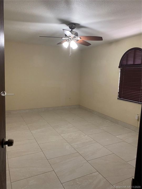 Vendido Recientemente: $620,000 (4 camas, 2 baños, 2726 Pies cuadrados)