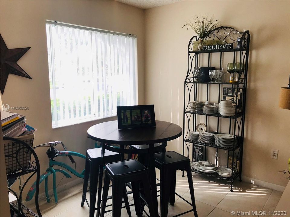 Recently Rented: $1,450 (1 beds, 1 baths, 867 Square Feet)