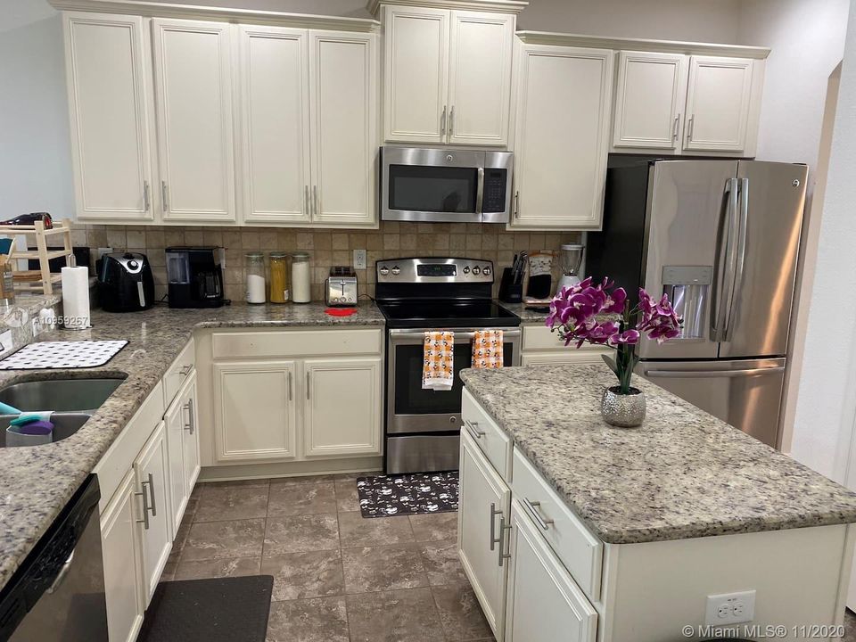 Recently Sold: $290,000 (4 beds, 2 baths, 2576 Square Feet)
