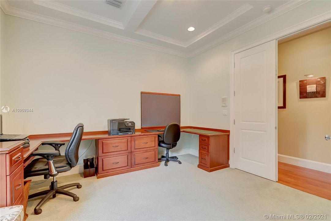 Recently Sold: $2,100,000 (5 beds, 4 baths, 5034 Square Feet)