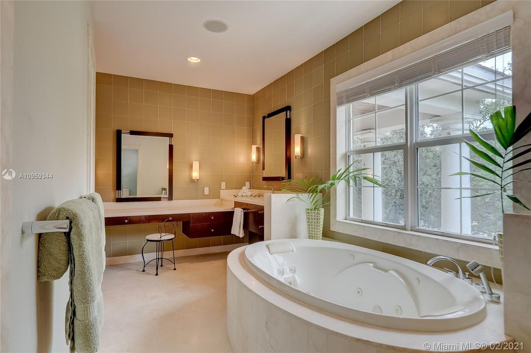 Recently Sold: $2,100,000 (5 beds, 4 baths, 5034 Square Feet)