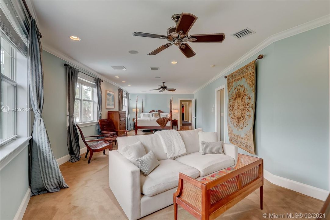 Recently Sold: $2,100,000 (5 beds, 4 baths, 5034 Square Feet)