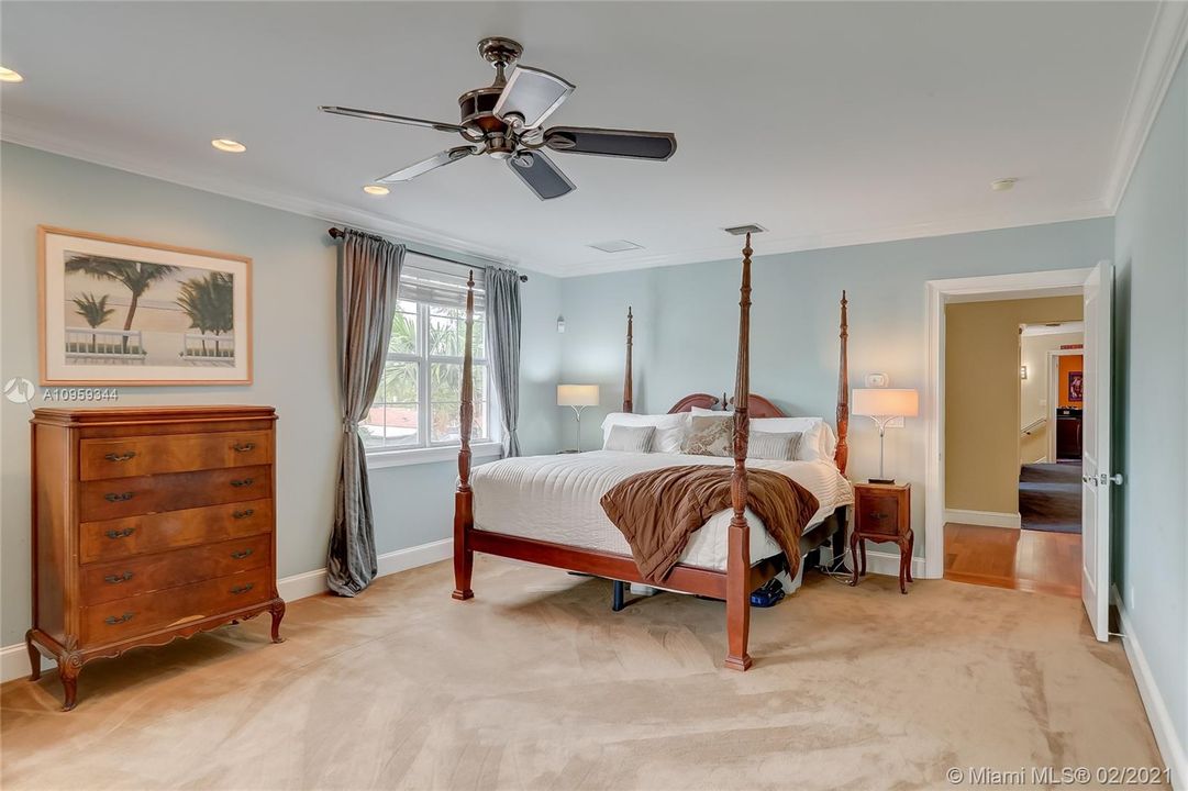 Recently Sold: $2,100,000 (5 beds, 4 baths, 5034 Square Feet)