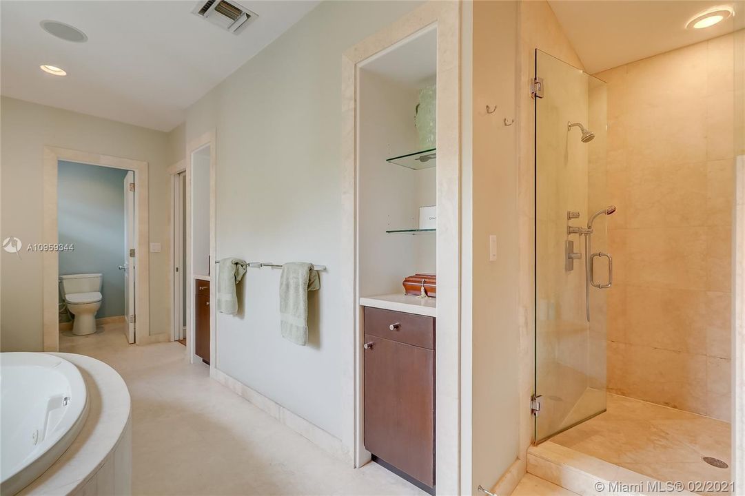 Recently Sold: $2,100,000 (5 beds, 4 baths, 5034 Square Feet)