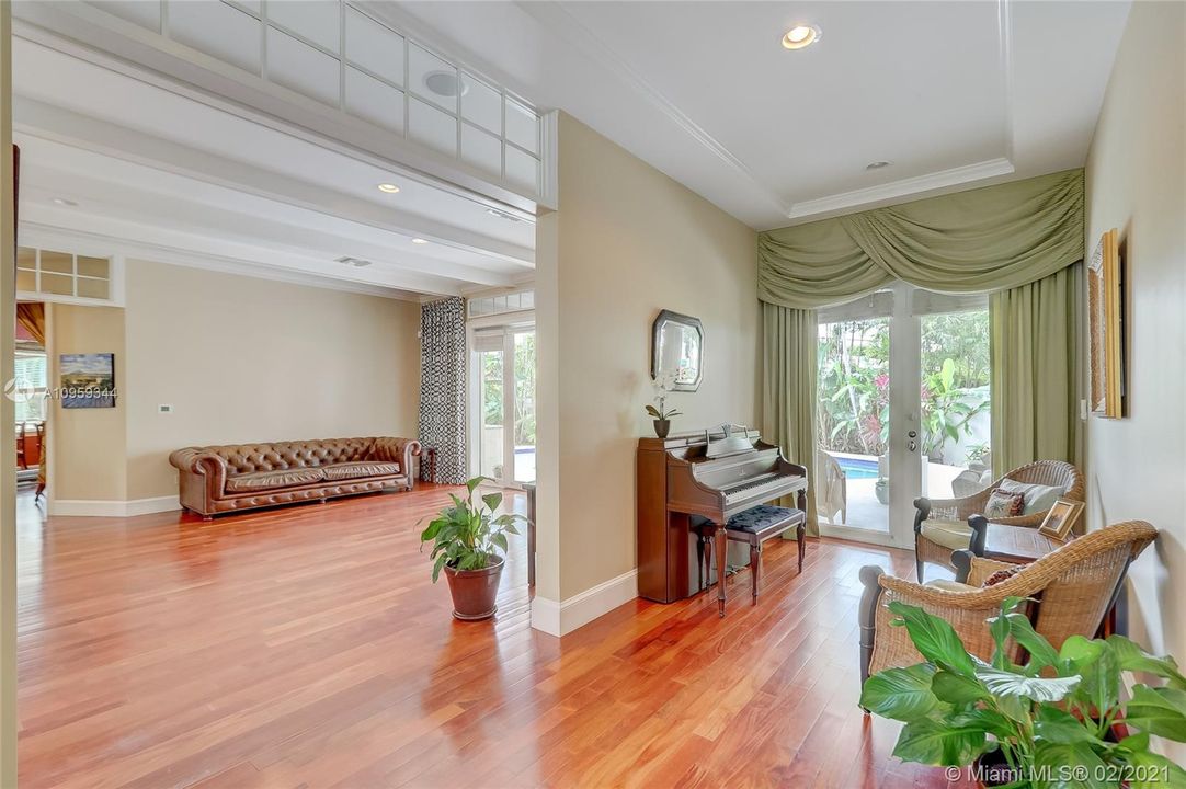 Recently Sold: $2,100,000 (5 beds, 4 baths, 5034 Square Feet)