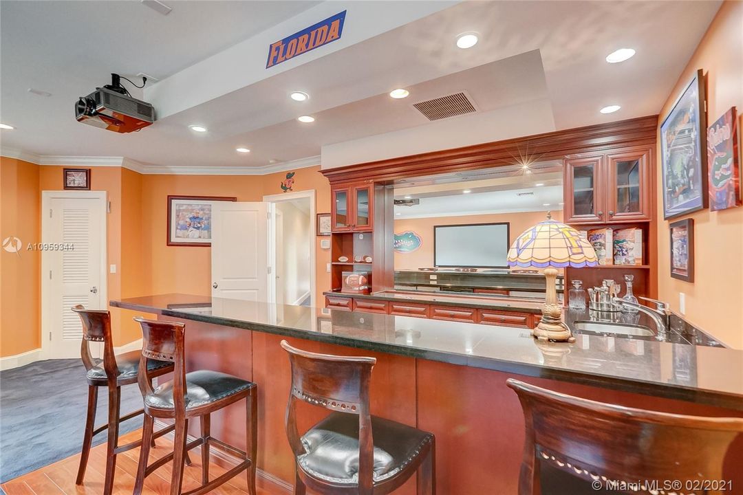 Recently Sold: $2,100,000 (5 beds, 4 baths, 5034 Square Feet)