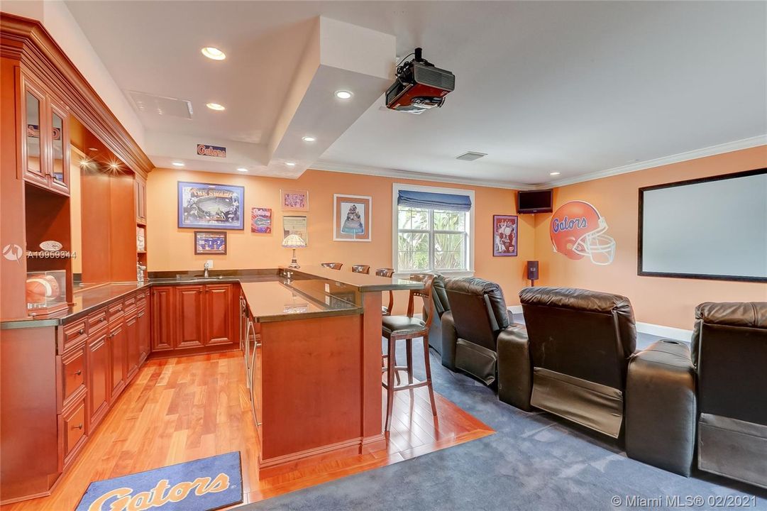 Recently Sold: $2,100,000 (5 beds, 4 baths, 5034 Square Feet)