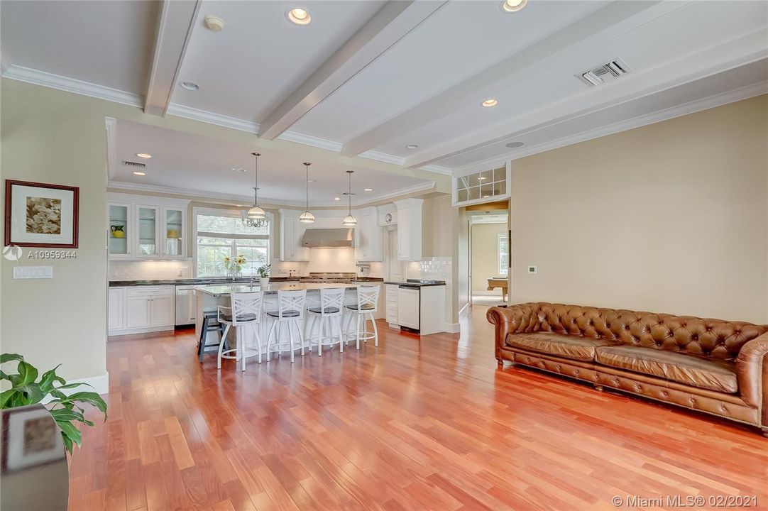 Recently Sold: $2,100,000 (5 beds, 4 baths, 5034 Square Feet)