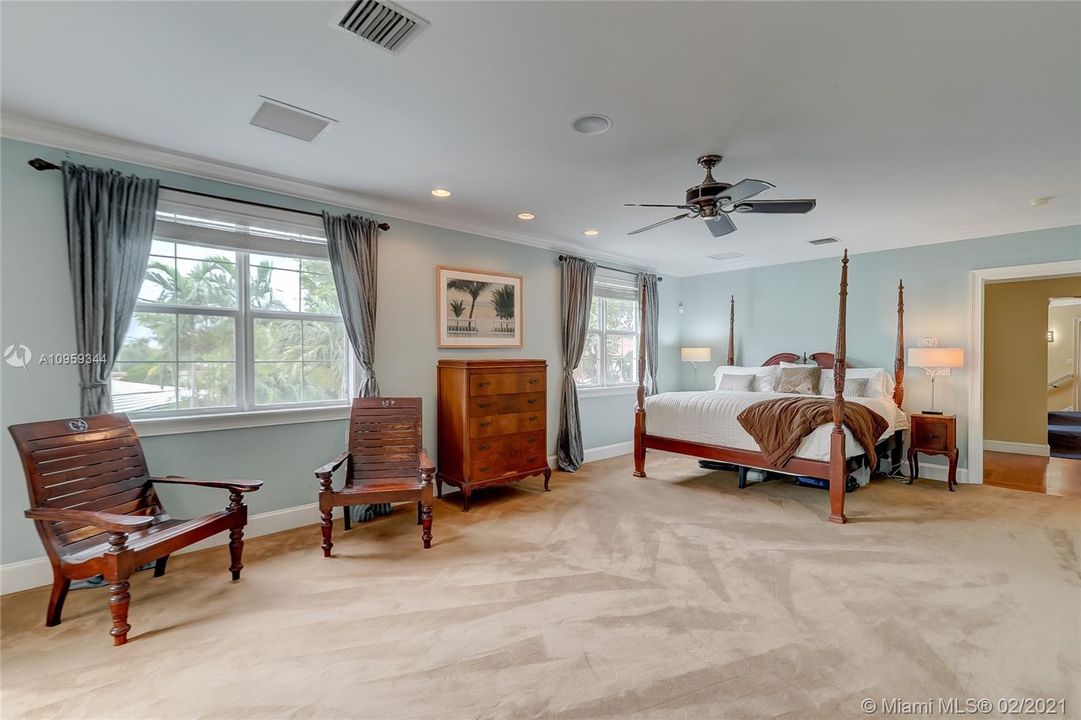 Recently Sold: $2,100,000 (5 beds, 4 baths, 5034 Square Feet)