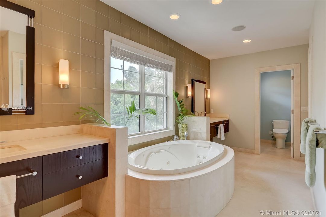 Recently Sold: $2,100,000 (5 beds, 4 baths, 5034 Square Feet)