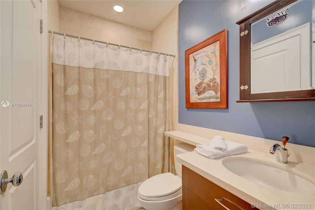 Recently Sold: $2,100,000 (5 beds, 4 baths, 5034 Square Feet)
