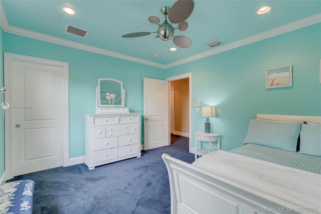 Recently Sold: $2,100,000 (5 beds, 4 baths, 5034 Square Feet)
