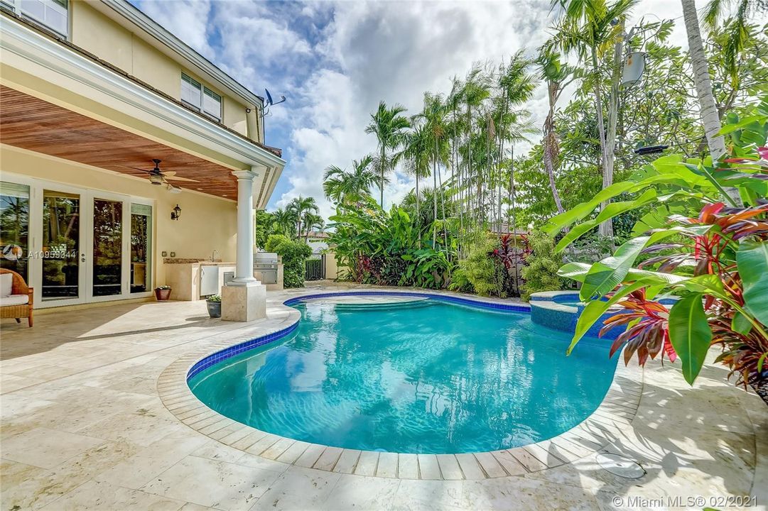 Recently Sold: $2,100,000 (5 beds, 4 baths, 5034 Square Feet)