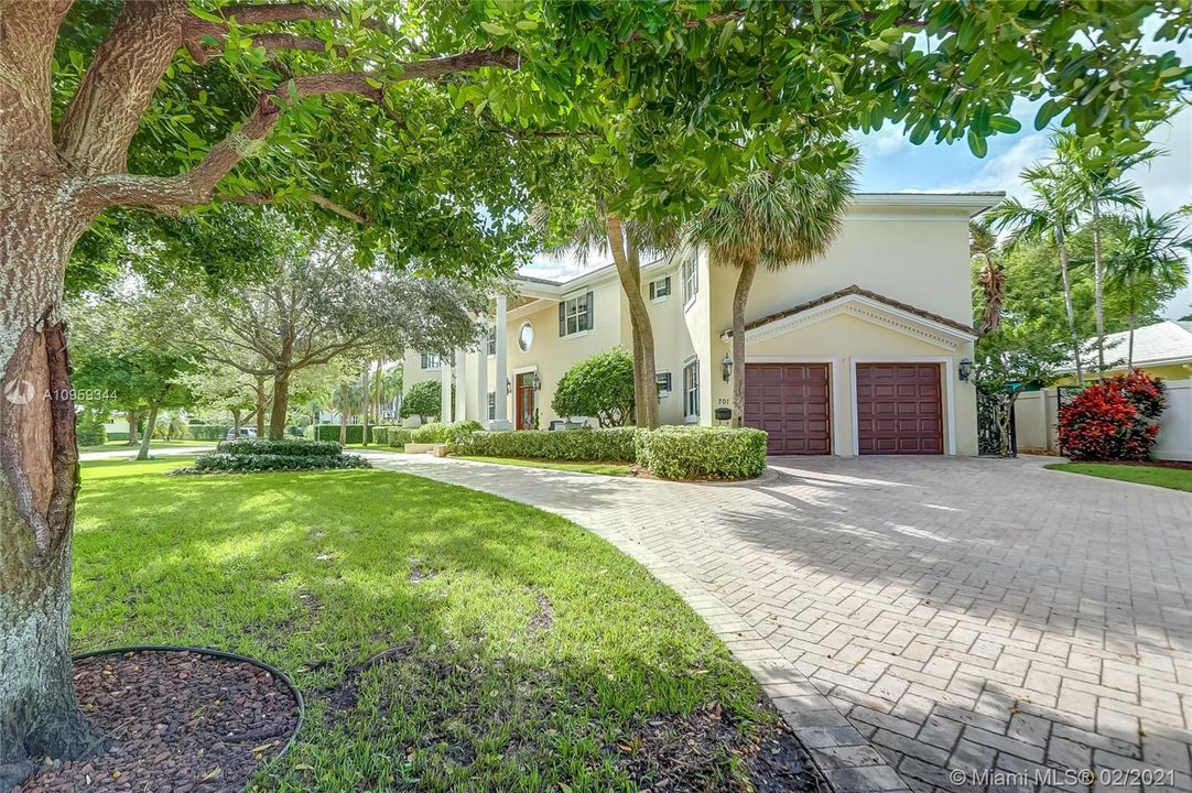 Recently Sold: $2,100,000 (5 beds, 4 baths, 5034 Square Feet)