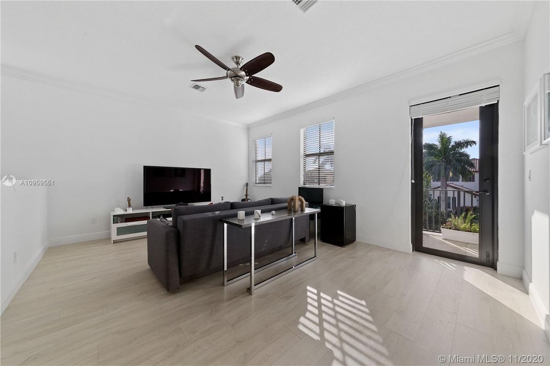 Vendido Recientemente: $975,000 (5 camas, 3 baños, 4040 Pies cuadrados)
