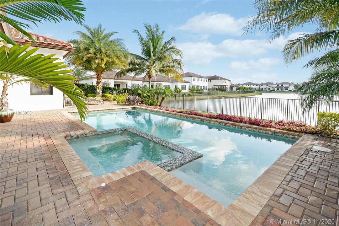 Vendido Recientemente: $975,000 (5 camas, 3 baños, 4040 Pies cuadrados)