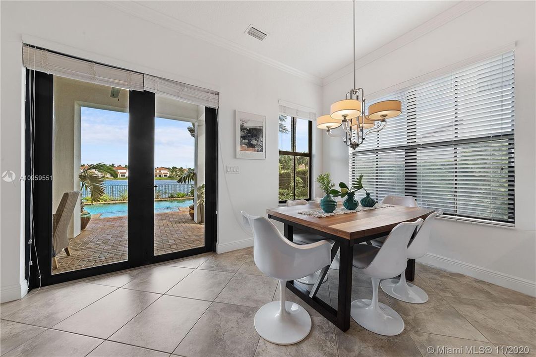 Vendido Recientemente: $975,000 (5 camas, 3 baños, 4040 Pies cuadrados)