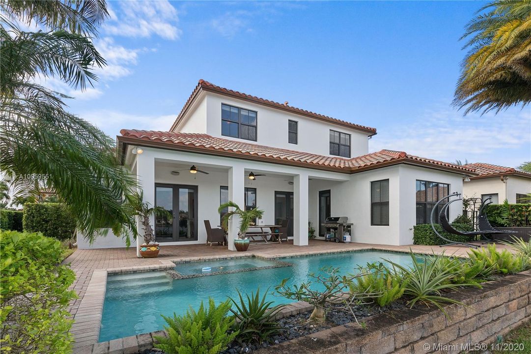 Vendido Recientemente: $975,000 (5 camas, 3 baños, 4040 Pies cuadrados)