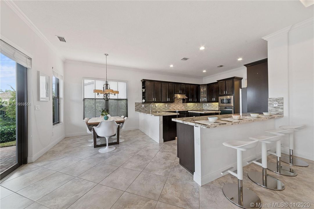 Vendido Recientemente: $975,000 (5 camas, 3 baños, 4040 Pies cuadrados)