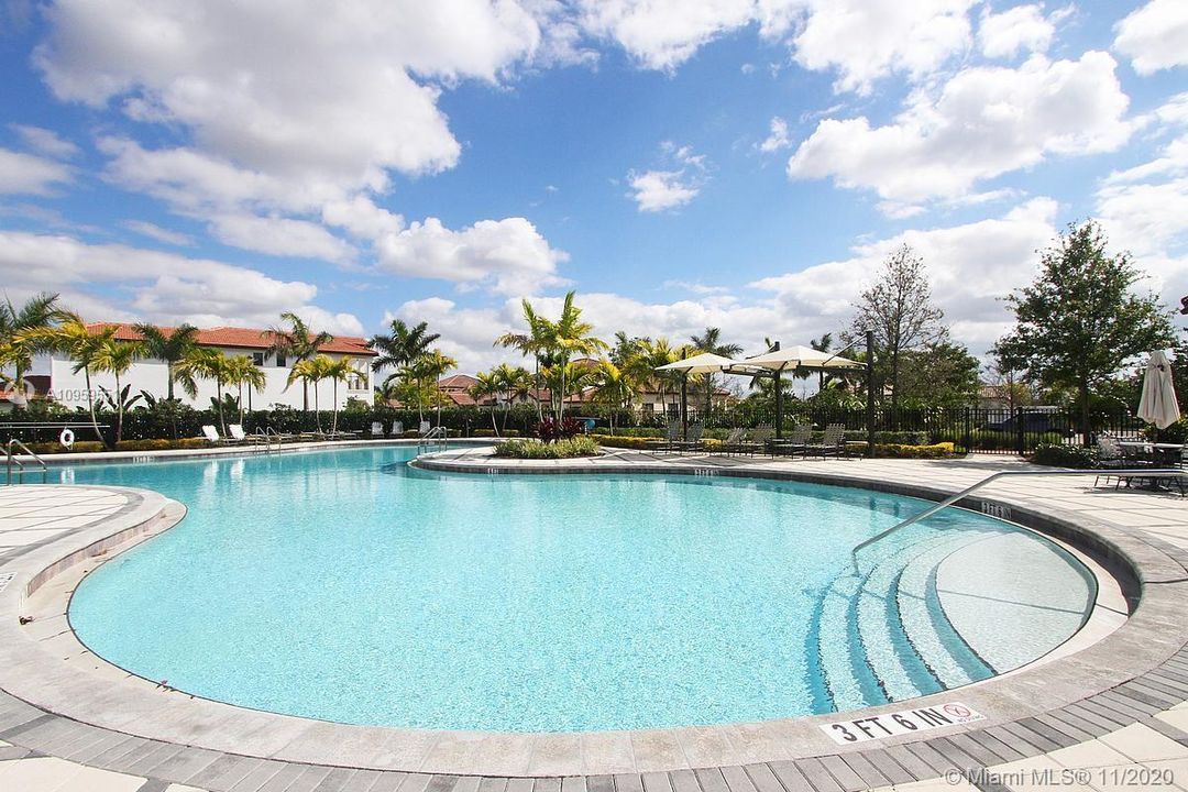 Vendido Recientemente: $975,000 (5 camas, 3 baños, 4040 Pies cuadrados)