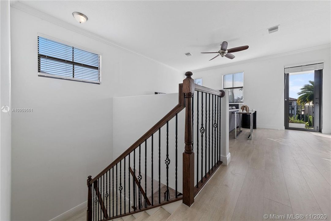 Vendido Recientemente: $975,000 (5 camas, 3 baños, 4040 Pies cuadrados)