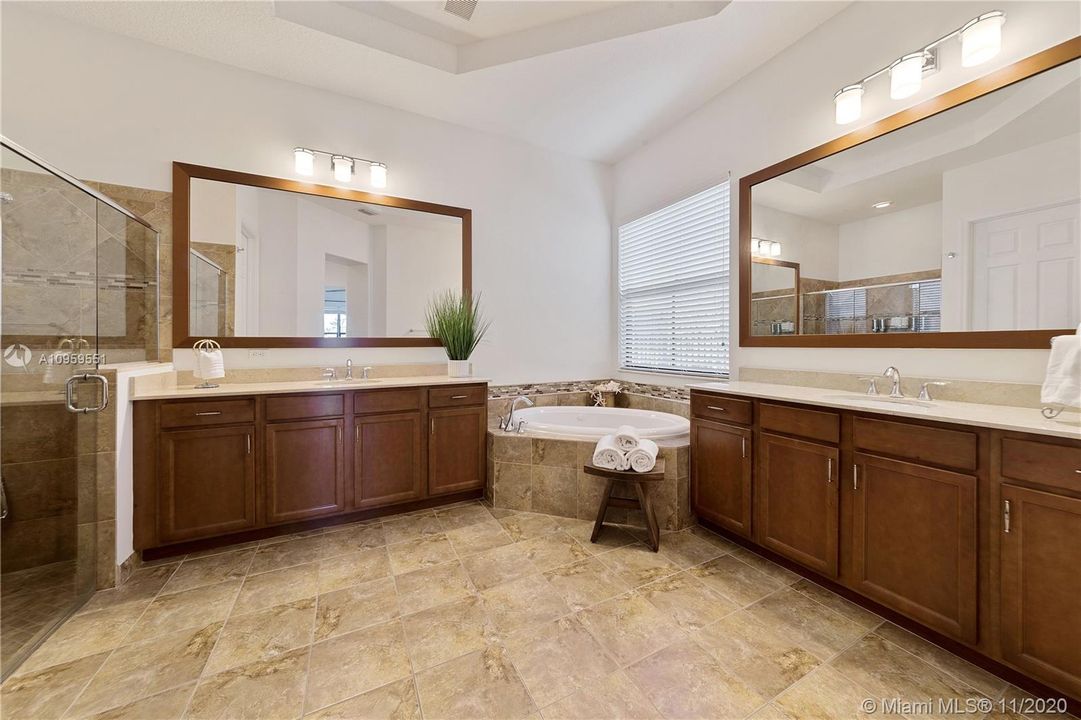 Vendido Recientemente: $975,000 (5 camas, 3 baños, 4040 Pies cuadrados)
