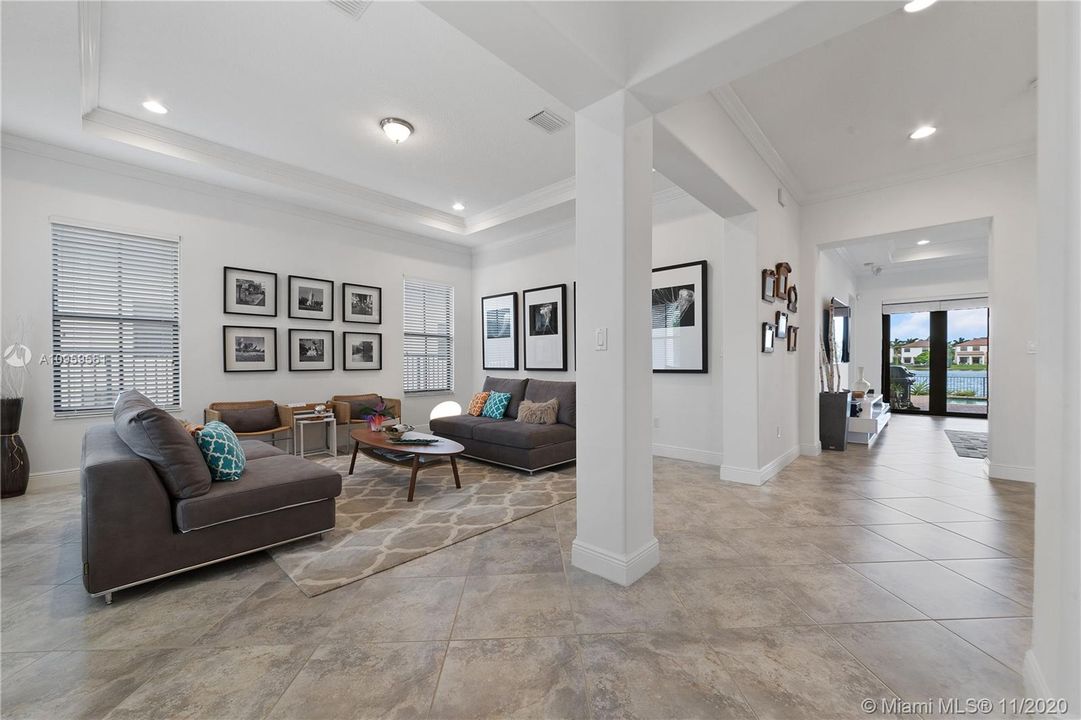 Vendido Recientemente: $975,000 (5 camas, 3 baños, 4040 Pies cuadrados)