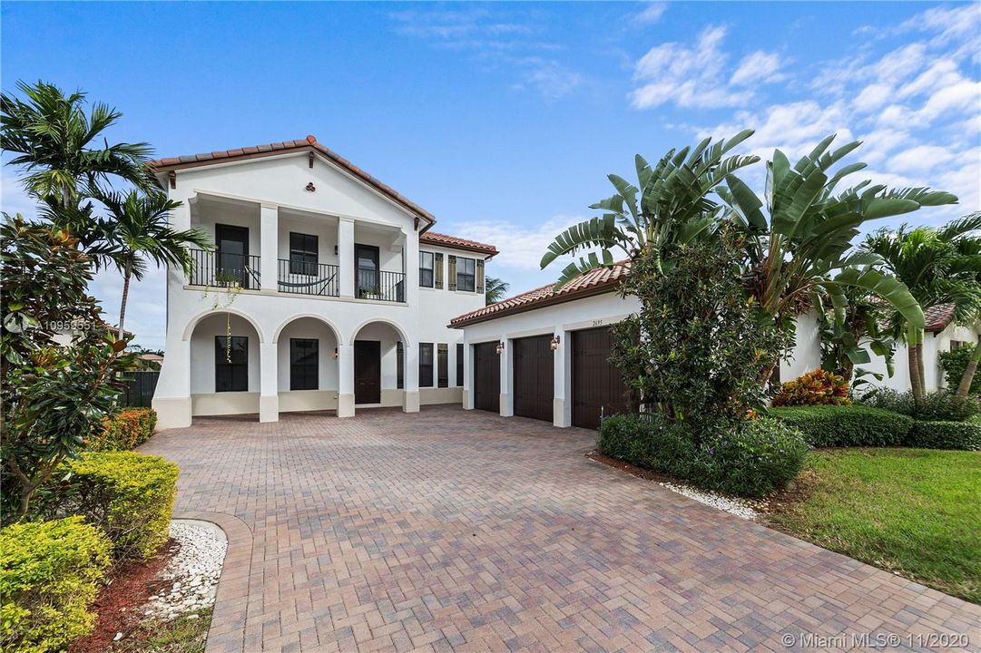Vendido Recientemente: $975,000 (5 camas, 3 baños, 4040 Pies cuadrados)