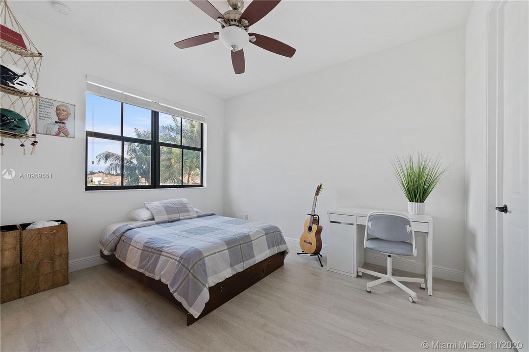 Vendido Recientemente: $975,000 (5 camas, 3 baños, 4040 Pies cuadrados)