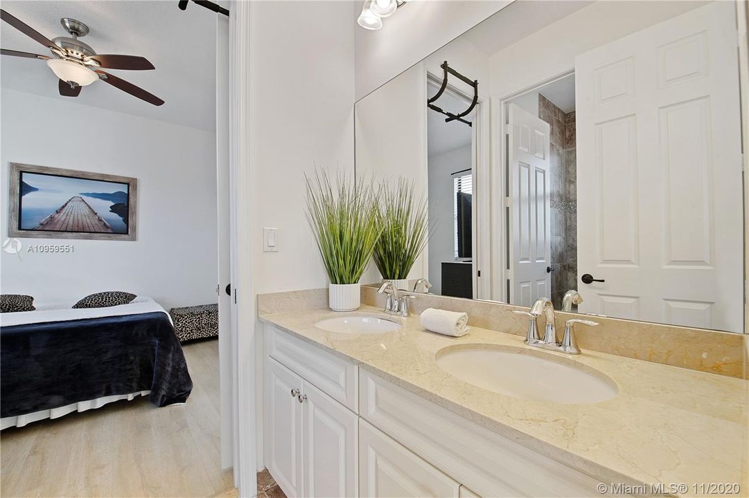 Vendido Recientemente: $975,000 (5 camas, 3 baños, 4040 Pies cuadrados)