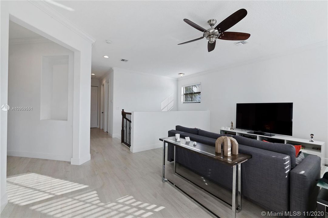 Vendido Recientemente: $975,000 (5 camas, 3 baños, 4040 Pies cuadrados)