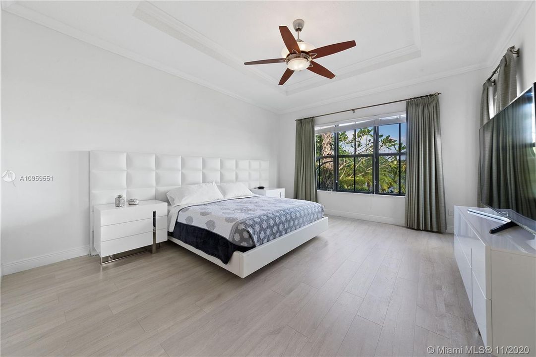Vendido Recientemente: $975,000 (5 camas, 3 baños, 4040 Pies cuadrados)