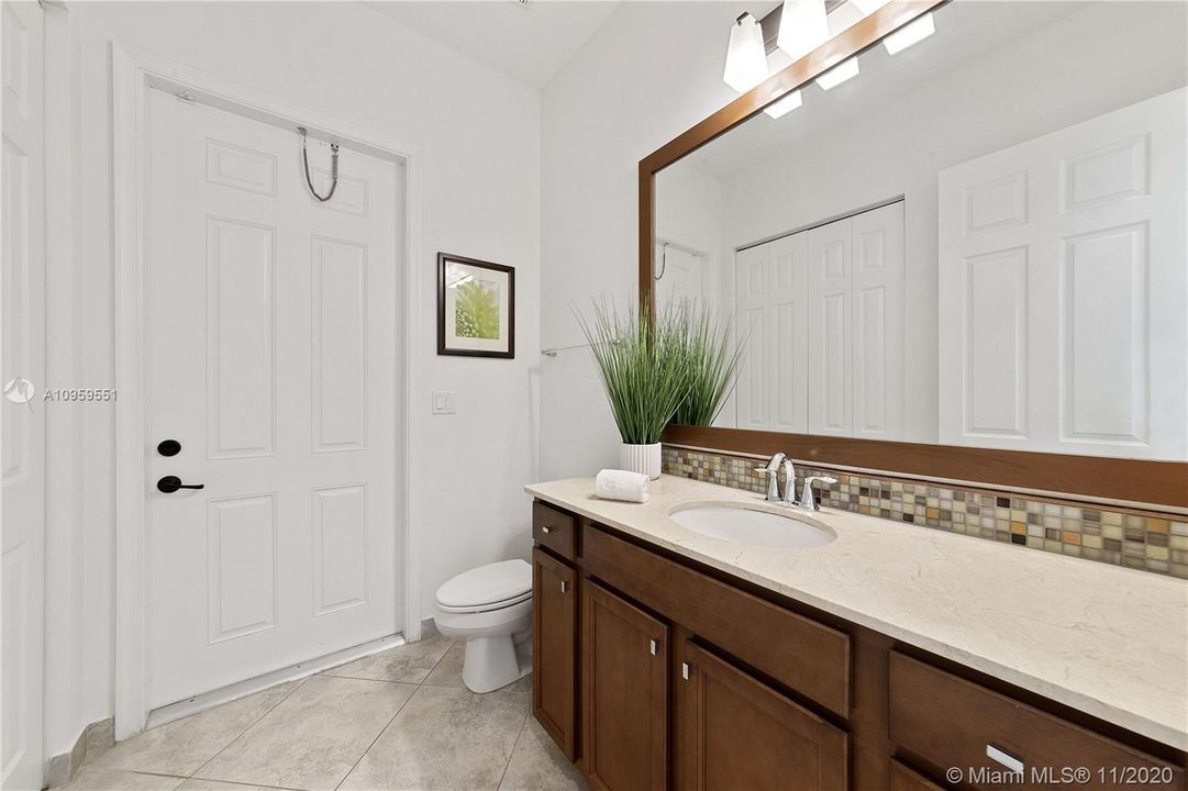 Vendido Recientemente: $975,000 (5 camas, 3 baños, 4040 Pies cuadrados)
