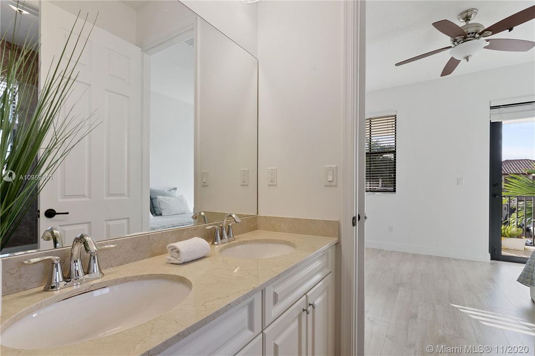 Vendido Recientemente: $975,000 (5 camas, 3 baños, 4040 Pies cuadrados)