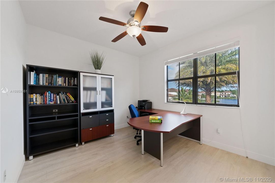 Vendido Recientemente: $975,000 (5 camas, 3 baños, 4040 Pies cuadrados)